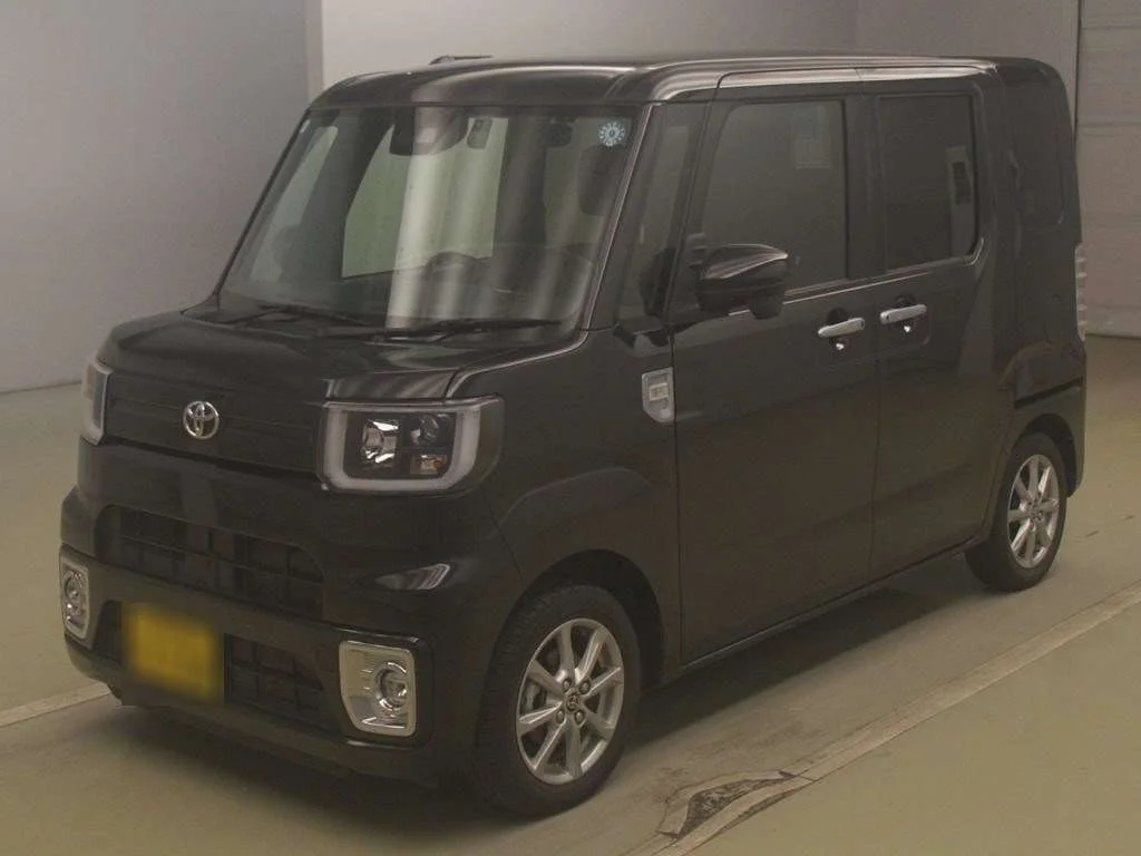 Toyota Pixis Mega LA700A 2022